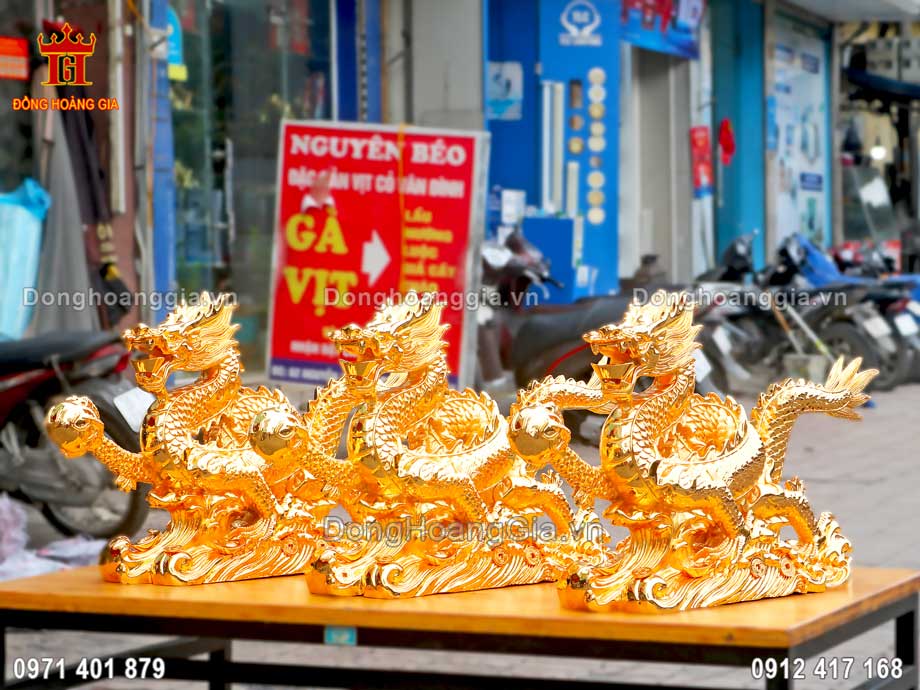 Tượng rồng dân ngọc mạ vàng 24K là dòng sản phẩm cao cấp tại Hoàng Gia